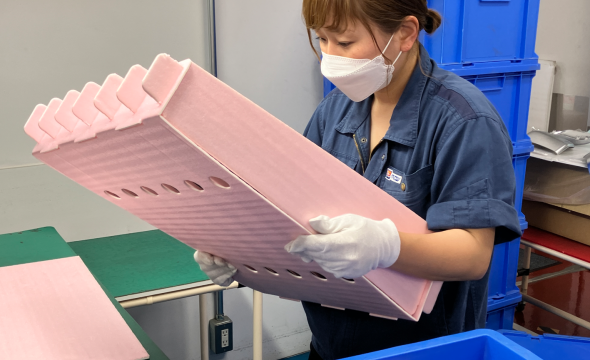 検査員 プラスチック製品の検査